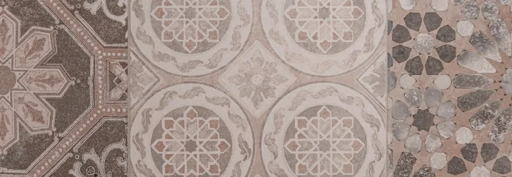 Gemusterte Fliesen in Beige- und Brauntönen